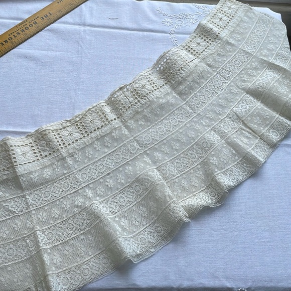 Antique Edwardian/Victorian patterned lace for skirt/dress hem - Picture 2 of 12